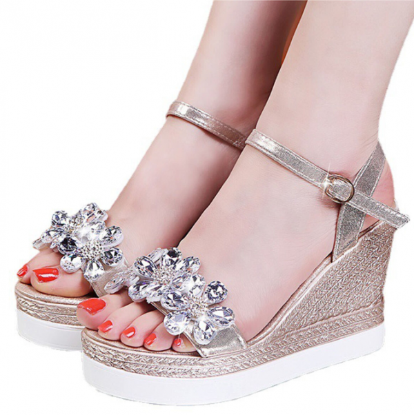 Sepatu Wedges Beraksen Bunga Kristal